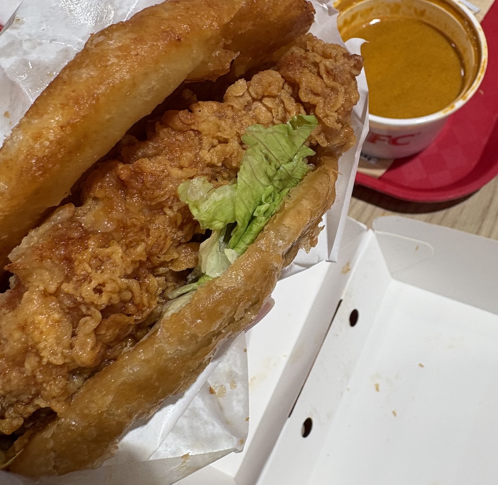 限定バーガーとカレーソース