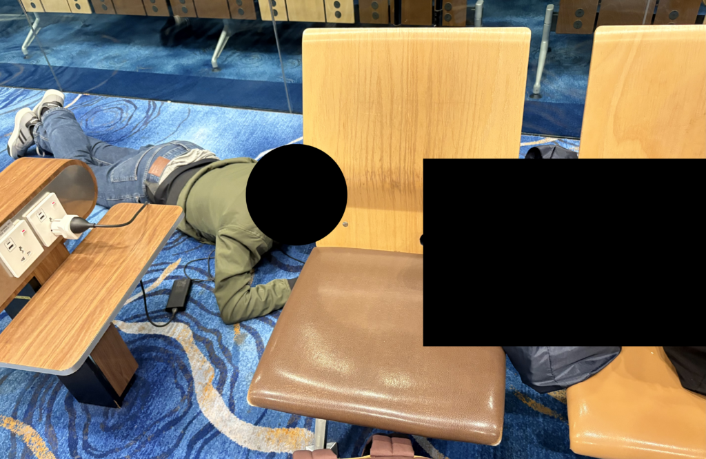 サイドテーブルにコンセントあり